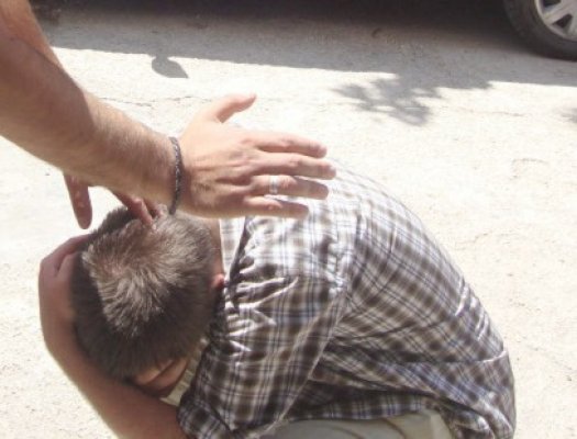 Ca între vecini: tânăr cercetat pentru loviri